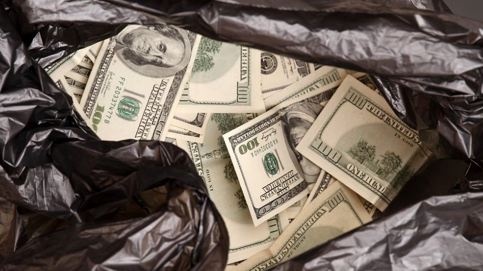 Jaf la o bancă din Milano: infractorii au fugit prin canalizare