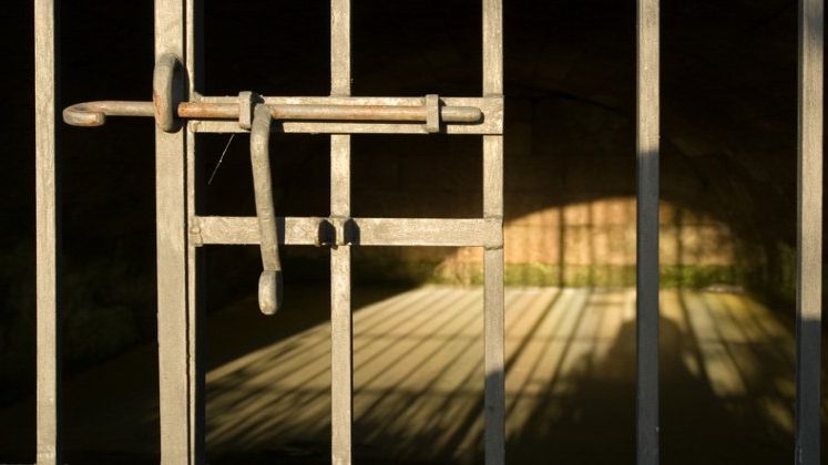 Avocatul Poporului, ancheta in cazul unui detinut care s-ar fi sinucis pentru ca nu i s-a acordat permisie