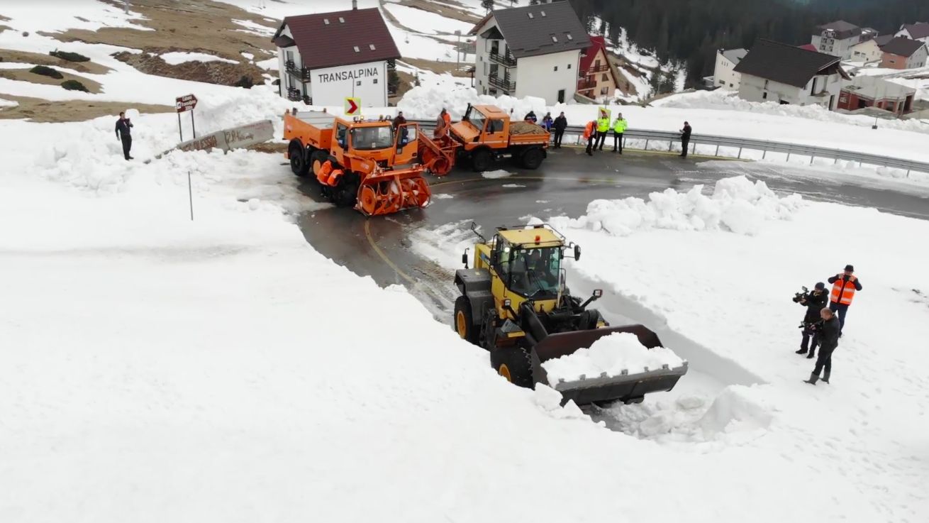 Zapada de 4 metri pe Transalpina. Drumarii intervin pentru deblocarea unui sector de drum pana la minivacanta de Paste