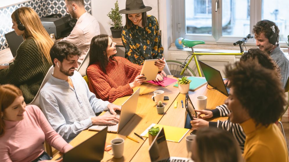 Joburi de vară pentru tineri. Piața muncii, în căutare de tinere talente din Generația Z