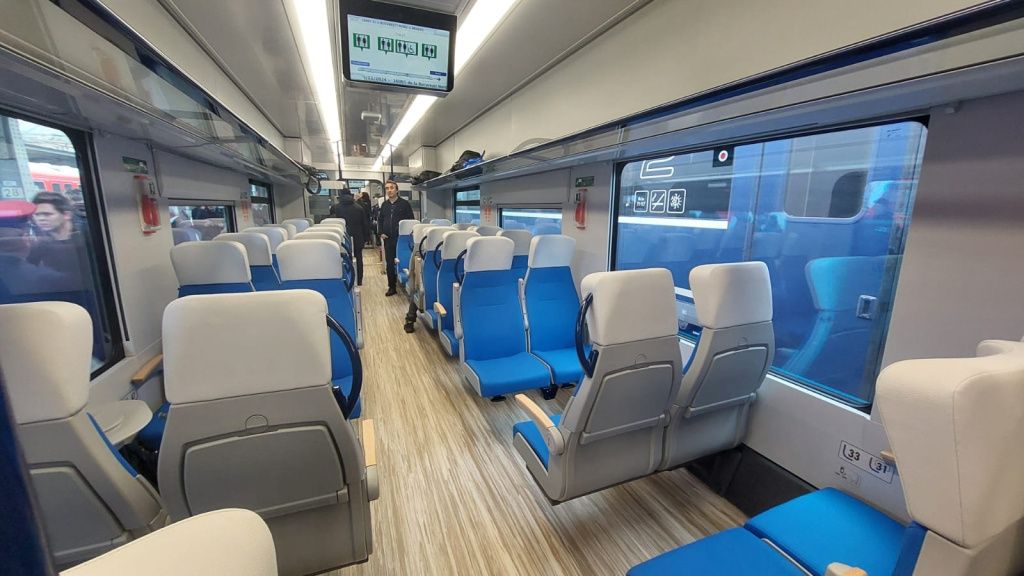 GALERIE FOTO | Primul tren electric cumpărat de România în 40 de ani, gata de prima călătorie - Imagine 9