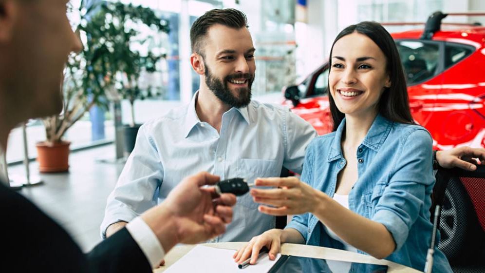 Ce cadouri vor româncele de 8 martie: O femeie din 10 își dorește o mașină