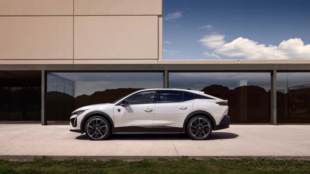 GALERIE FOTO | Peugeot a prezentat versiunea 100% electrică a lui 408 - Imagine 10