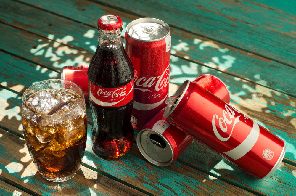 Scumpirile Coca-Cola provoacă un conflict cu un mare retailer. Băuturile dispar de pe rafturi