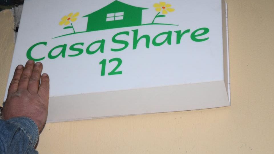 Casa Share, proiectul care schimba vieti si investeste in educatie, construind case oamenilor care au nevoie