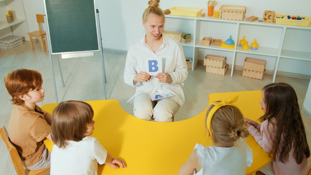 De ce ducem lipsă de educatori și învățători și cât câștigă o educatoare care ajunge să dea bani de la ea pentru materialele didactice de la grădiniță