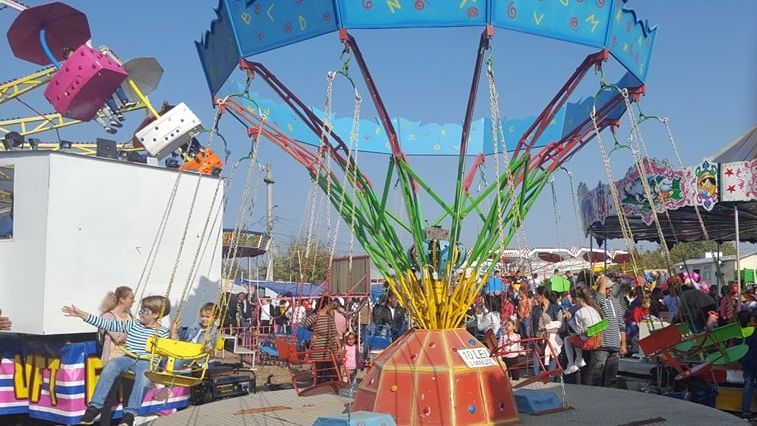 [FOTO] La Balci, de Sfantul Dumitru, la 20 km de Bucuresti: gratare incinse, tiribombe si multa turta dulce