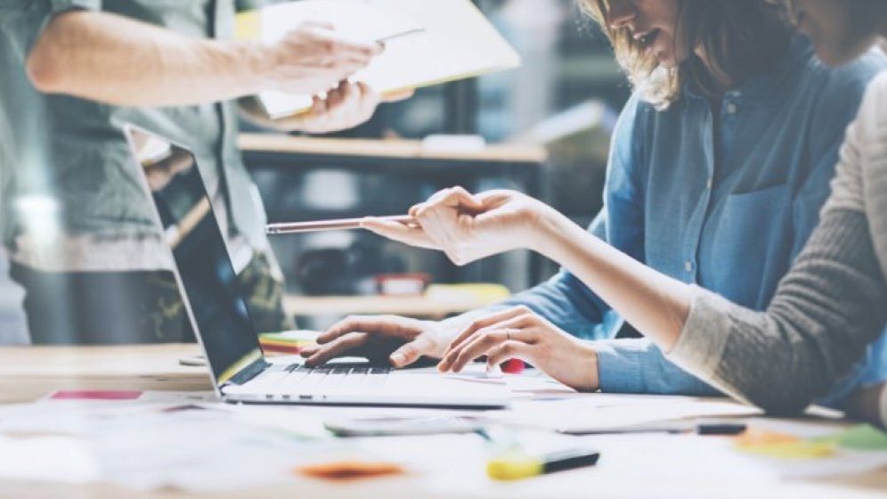 Cine face afaceri in Romania. Barbatii la varsta a II-a detin controlul, femeile vin puternic din urma