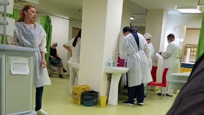 Imagini revoltătoare. Asistentă medicală de la UPU Craiova, fără mască în spital