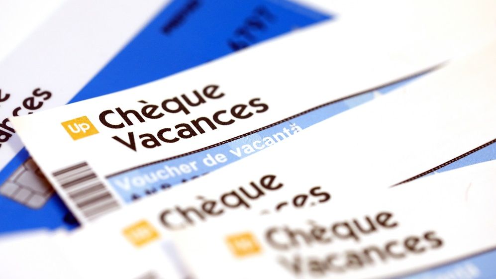 Vouchere de vacanță 2024. Ce se schimbă la acest beneficiu extrasalarial pentru bugetari în următorul an