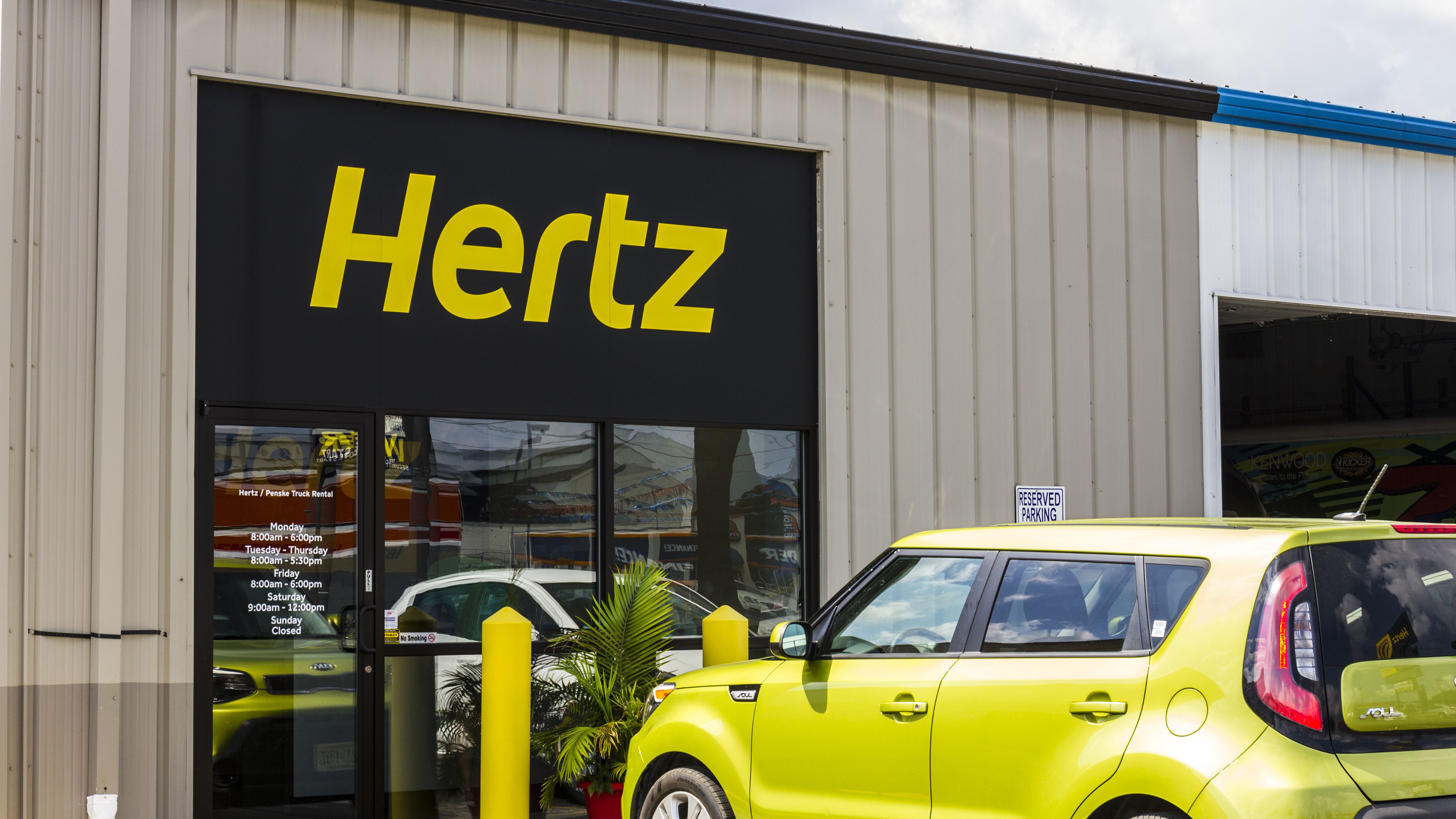 Compania Hertz și-a anunțat insolvența, după ce pandemia de coronavirus a zdrobit industria de închiriere a mașinilor