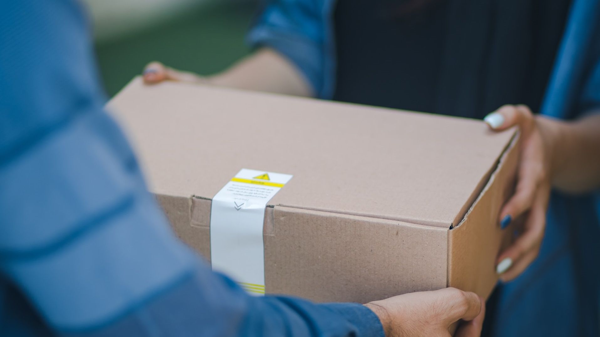 O femeie s-a trezit că Amazon îi livrează 1.000 de lanterne și 800 de pistoale de lipit, pe care nu le comandase