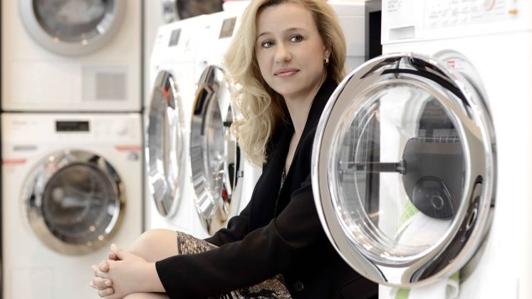 Loredana Butnaru, Miele: Romanii isi iau telefon in rate de 3.000 de lei si nu o masina de spalat care costa la fel