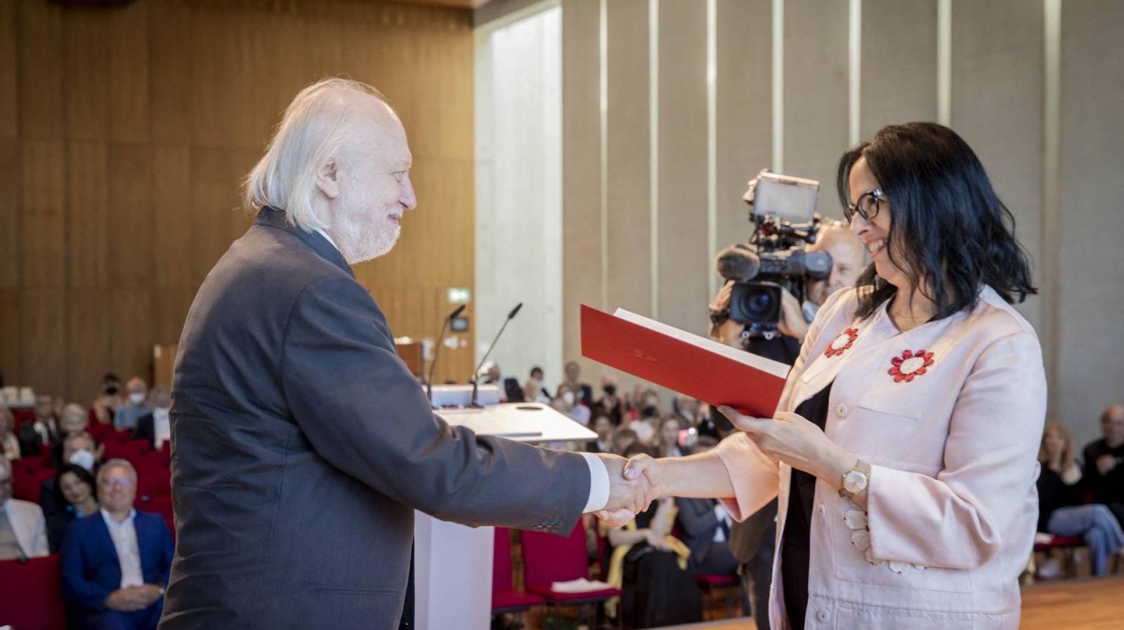 Mircea Cărtărescu nu a câștigat nici de această dată Nobelul pentru Literatură. Cine este laureatul din 2025