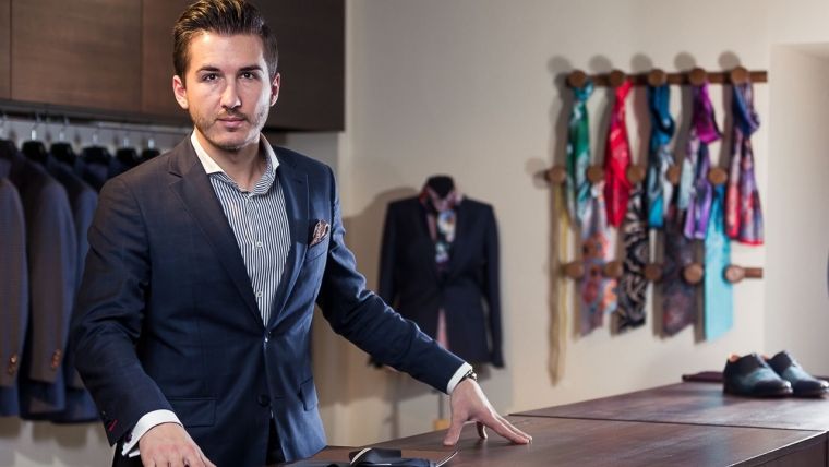 Idei de afaceri: Un tanar vinde costume made to measure, inspirat de bunic