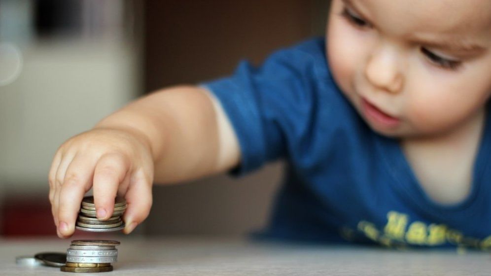 COVID-19 | Indemnizația pentru creșterea copilului care expiră se va prelungi automat pe perioada stării de urgență