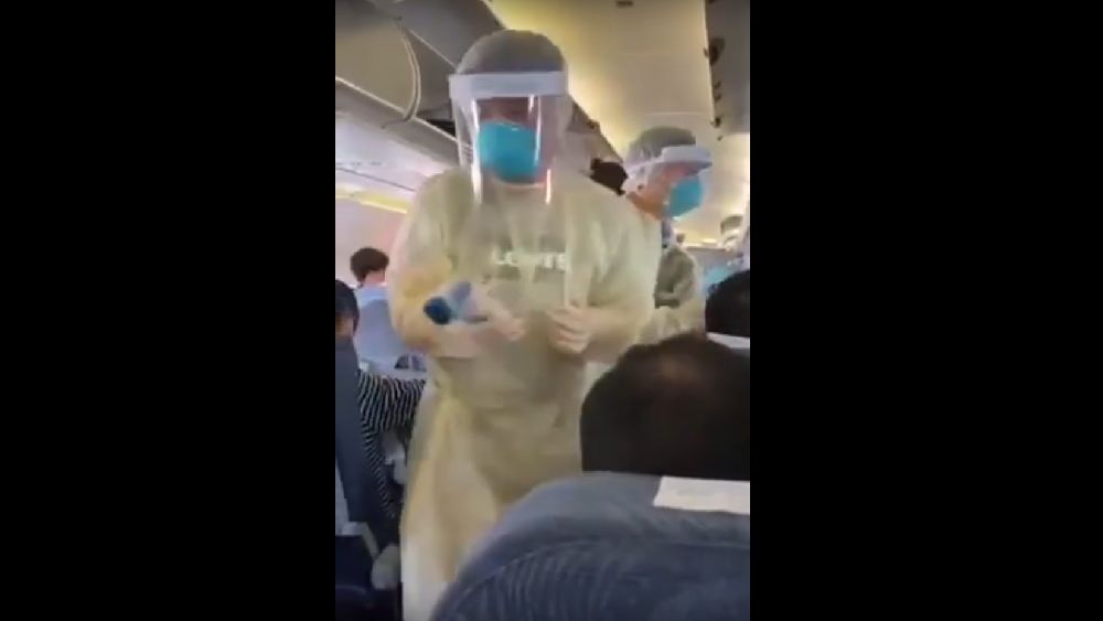 [Video] Virusul misterios din China: Pasagerii controlati in avioane