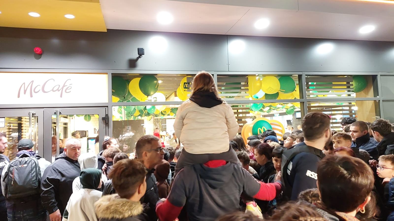 VIDEO Îmbulzeală la deschiderea restaurantului McDonald's cu numărul 100 din România