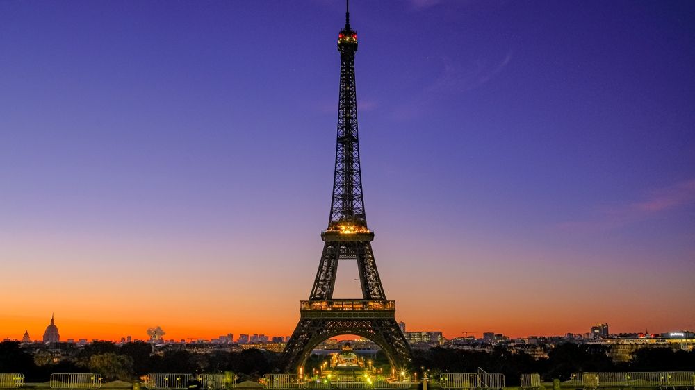 Atracție nouă pentru vizitatorii Turnului Eiffel: un pod suspendat din plasă la 60 de metri înălțime