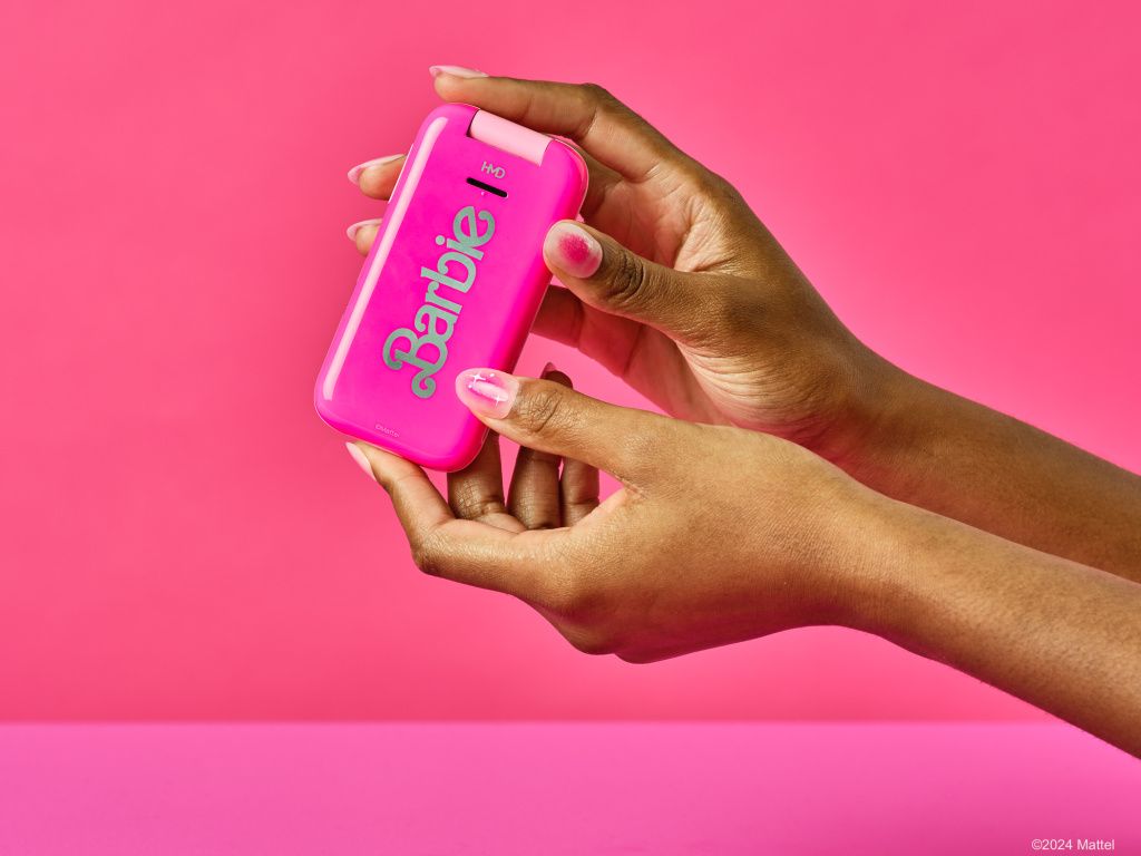 HMD și Mattel au scos pe piață telefonul Barbie, un model retro cu clapetă - Imagine 6