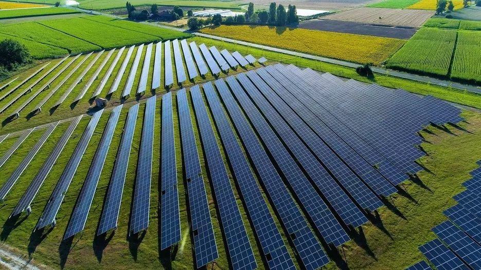 IEA: În 2023, investițiile în fotovoltaice le vor depăși pentru prima oară în istorie pe cele în extracția de petrol