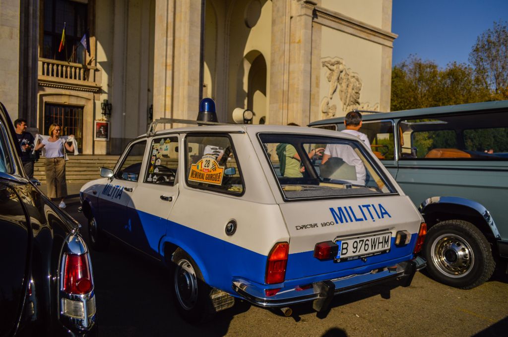 GALERIE FOTO | Mașinile comunismului au făcut baie de mulțime la Operă - Imagine 51