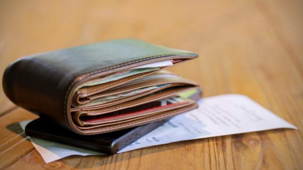 Angajatii la stat castiga cu 2.000 de lei mai mult decat cei de la privat, sustine un deputat USR