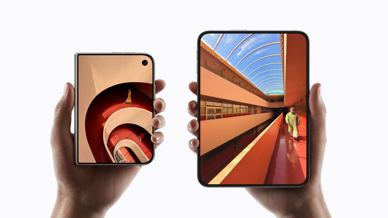 Costă peste 12.000 de lei și începe să crape după doar câteva zile. Apple recunoaște problemele primului iPhone pliabil