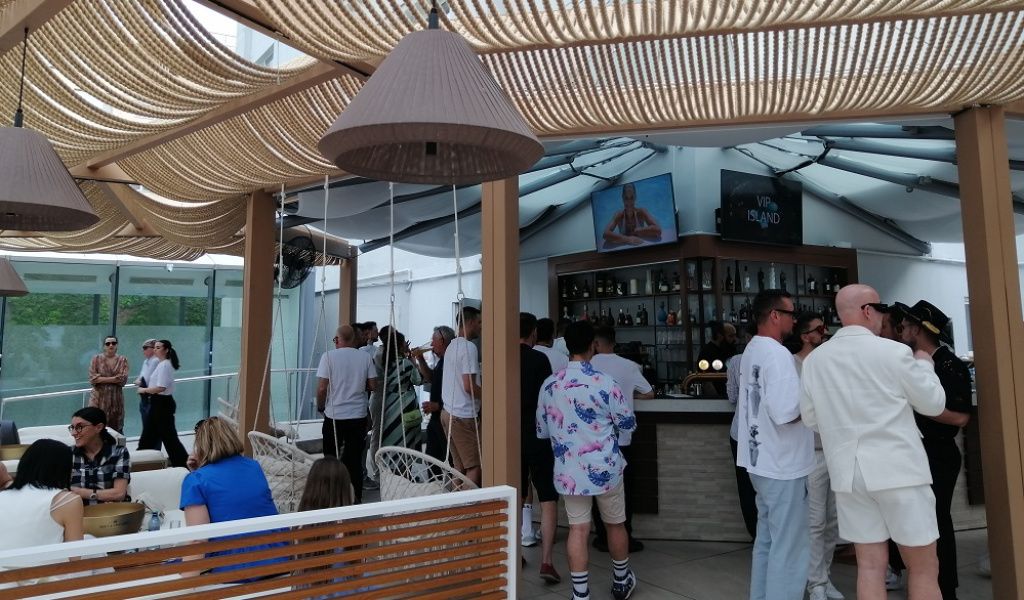 FOTO | Radisson Blu s-a reinventat: terasa cu piscină a devenit plajă urbană. Cum arată Nami Bea - Imagine 2