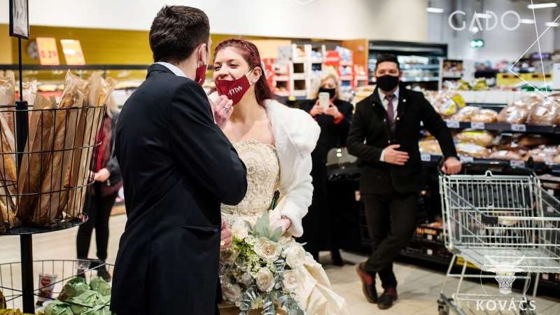 "Căsătoreşte-te într-un supermarket" - protest al patronilor de restaurante