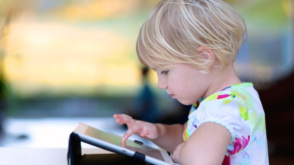 Peste 4.400 de tablete oferite de Biserica Ortodoxă elevilor şi cadrelor didactice din comunităţi dezavantajate