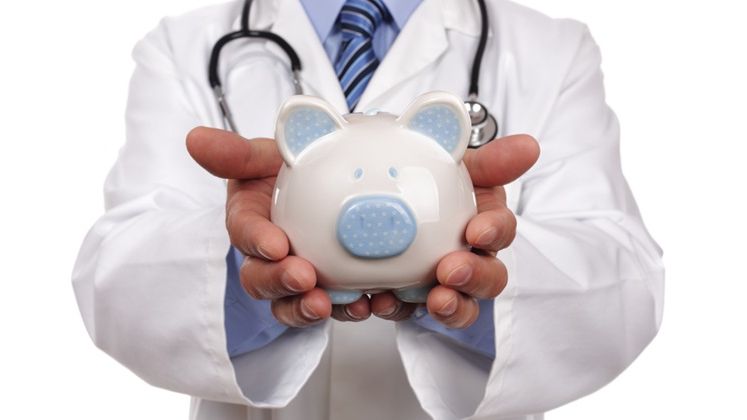 Colegiul Medicilor Bucuresti: Solutia pentru ca tinerii doctori sa ramana in tara nu sta in ajutoare sociale, ci in salarii decente