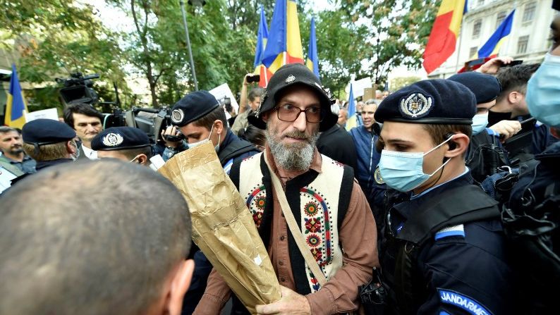 Protest anti-MASCĂ DE PROTECȚIE în Piața Universității din Capitală