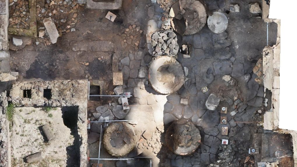 Noi descoperiri în Pompei: arheologii au dat peste o ”brutărie - închisoare„