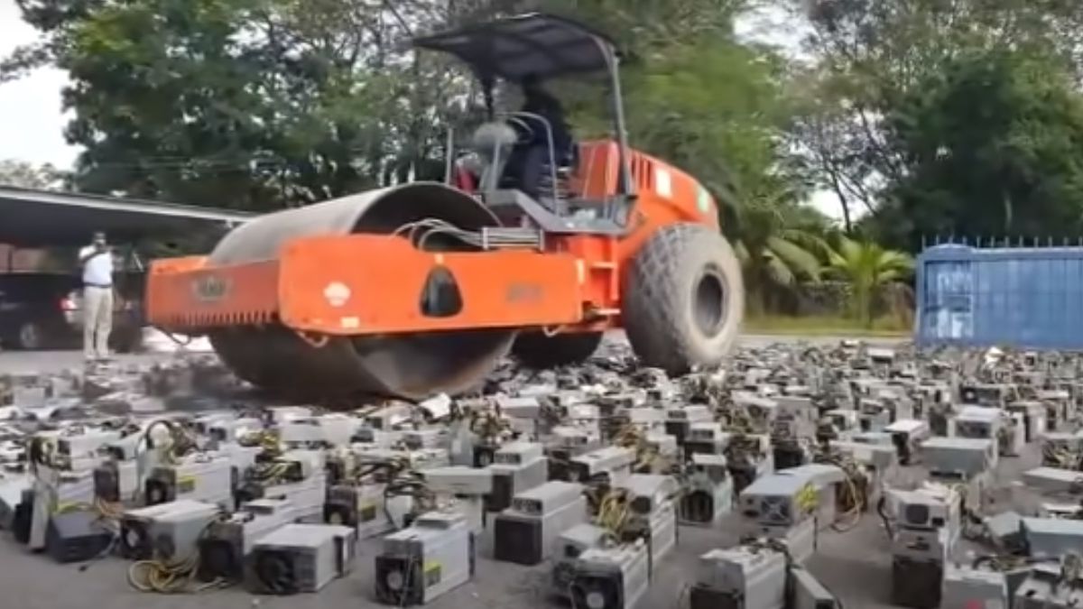 Peste o mie de dispozitive de minat bitcoin, distruse de un buldozer