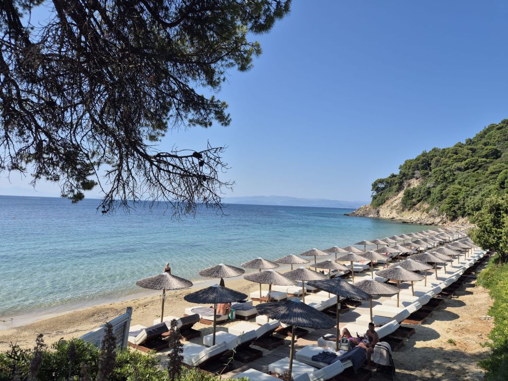 Cât costă o vacanță în Skiathos în 2025: insula cu apă turcoaz, gyros, pisici și muzica Abba - Imagine 9