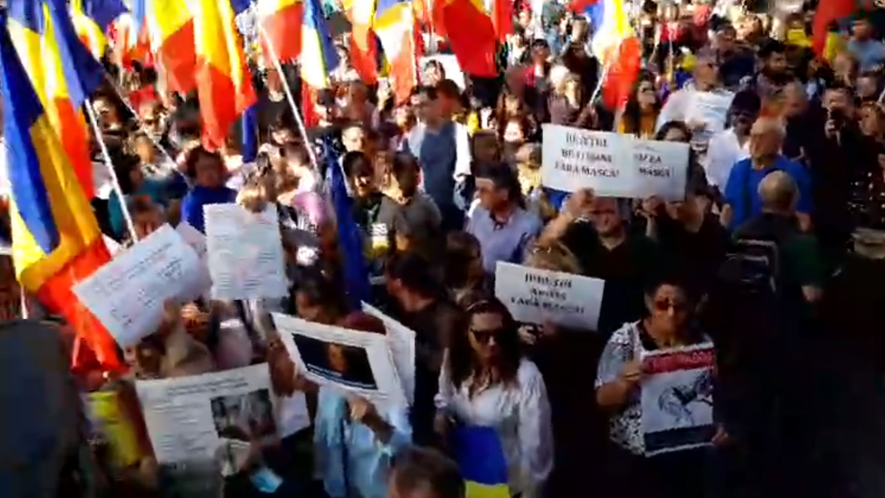 Protest în Piața Universității împotriva măștilor de protecție. Participanții strigă ”copiii noștri nu sunt cobaii voștri”