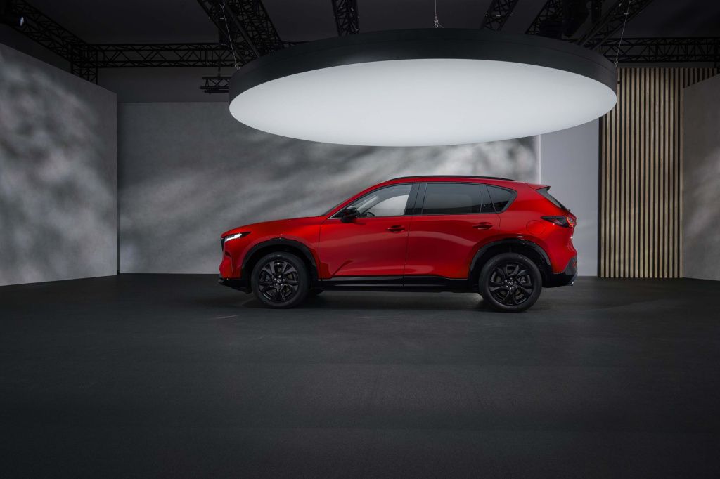 [FOTO] Noua Mazda CX-5 este mai mare, dar pierde motorizarea diesel - Imagine 12