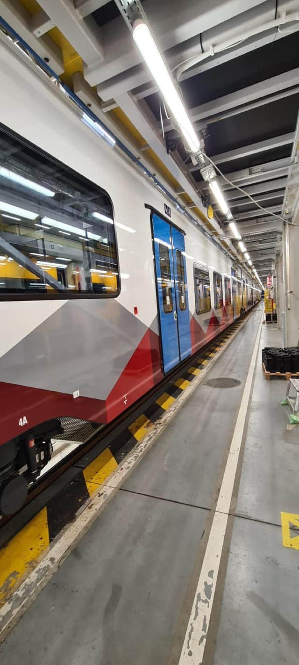 GALERIE FOTO Cum arată primul tren electric nou cumpărat de România după mai bine de 40 de ani - Imagine 6