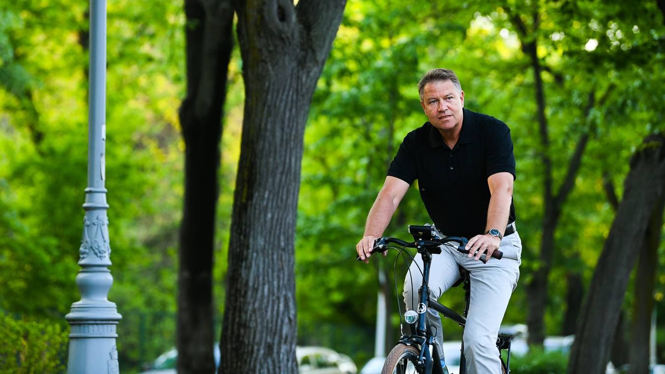 Klaus Iohannis a iesit la plimbare cu bicicleta prin Herestrau: "Traficul din Bucuresti este infernal"