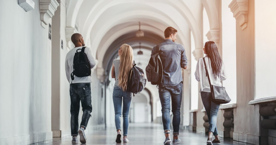 Cum pot tinerii români din străinătate să studieze în România. Proiectul care îți deschide ușile universităților