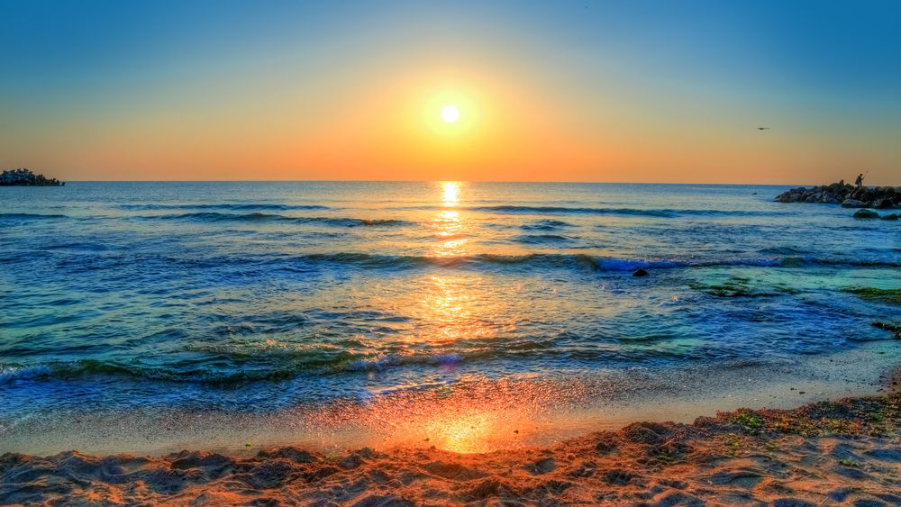 Prețuri mai fierbinți decât nisipul în Mamaia. Hotelierii: Nu am mărit nimic, altfel cine mai venea?!