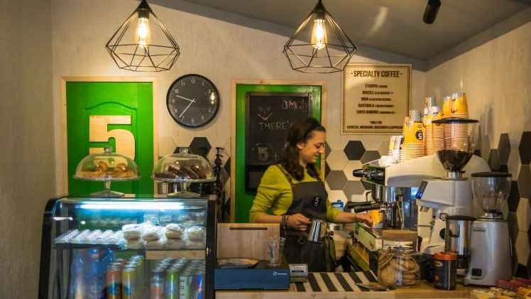 Jobul fara studii superioare in care castigi pana la 2.200 lei: trebuie doar sa ai cuvintele la tine, sa faci glume si sa fii spontan