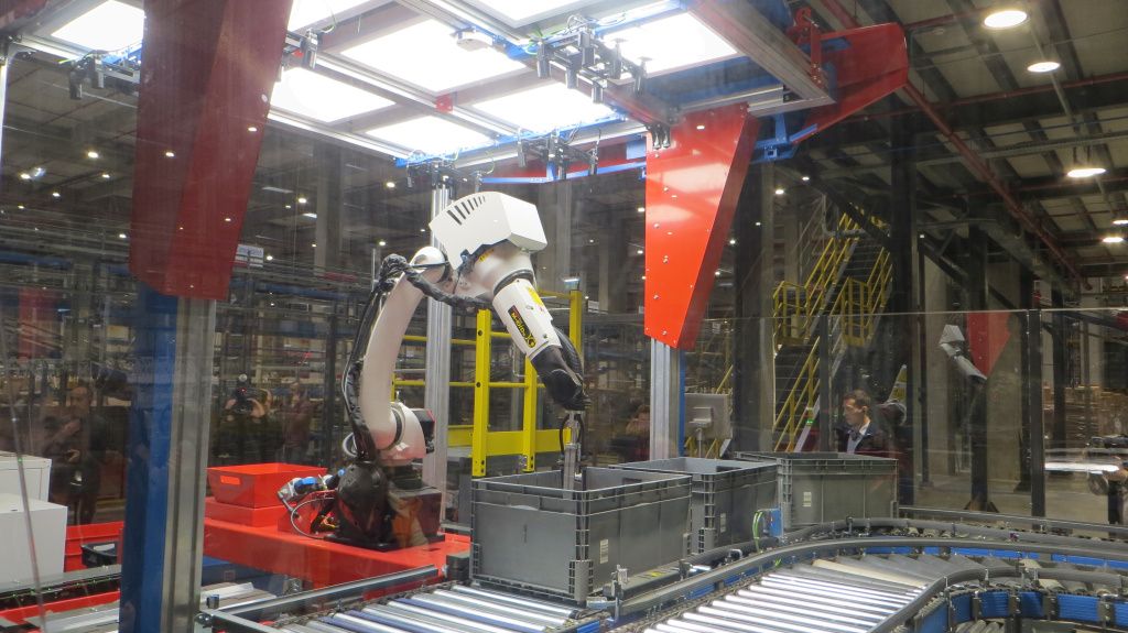 GALERIE FOTO | Cum arată depozitul robotizat al eMAG. Banda de transport are 10 kilometri - Imagine 15