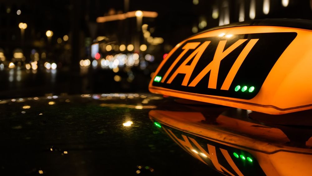 Polițiștii au verificat taximetriștii „pirați” din aeroporturi. Ce nereguli au găsit