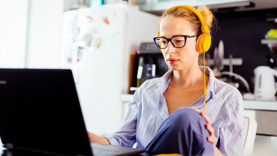 Studiu ING: Românii își fac online cumpărăturile de Crăciun, dar crește numărul fraudelor