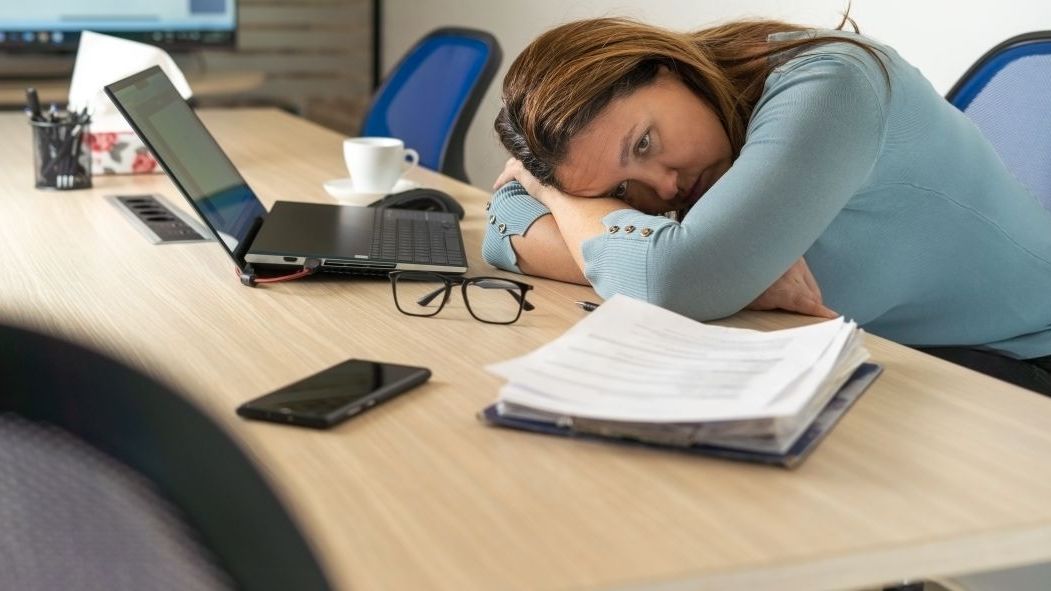 STUDIU Peste jumătate dintre români muncesc prea mult și își neglijează familiile