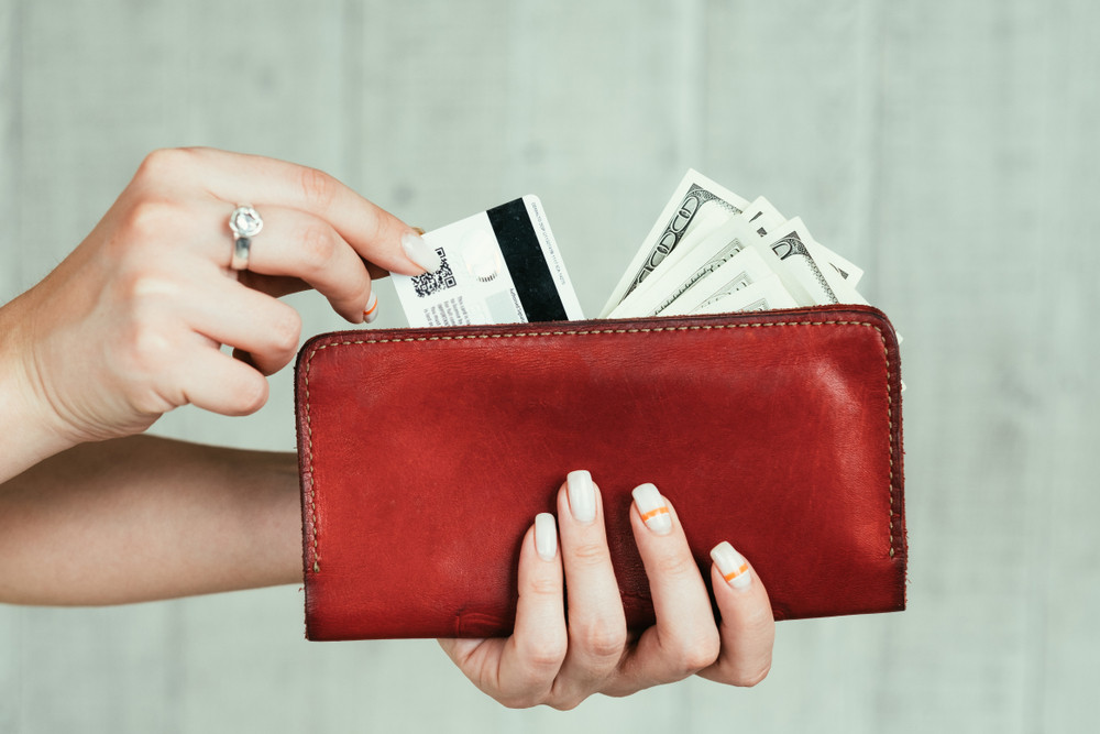 Bani în plus pentru profesori: bonusul de 1.500 de lei a început să intre pe carduri