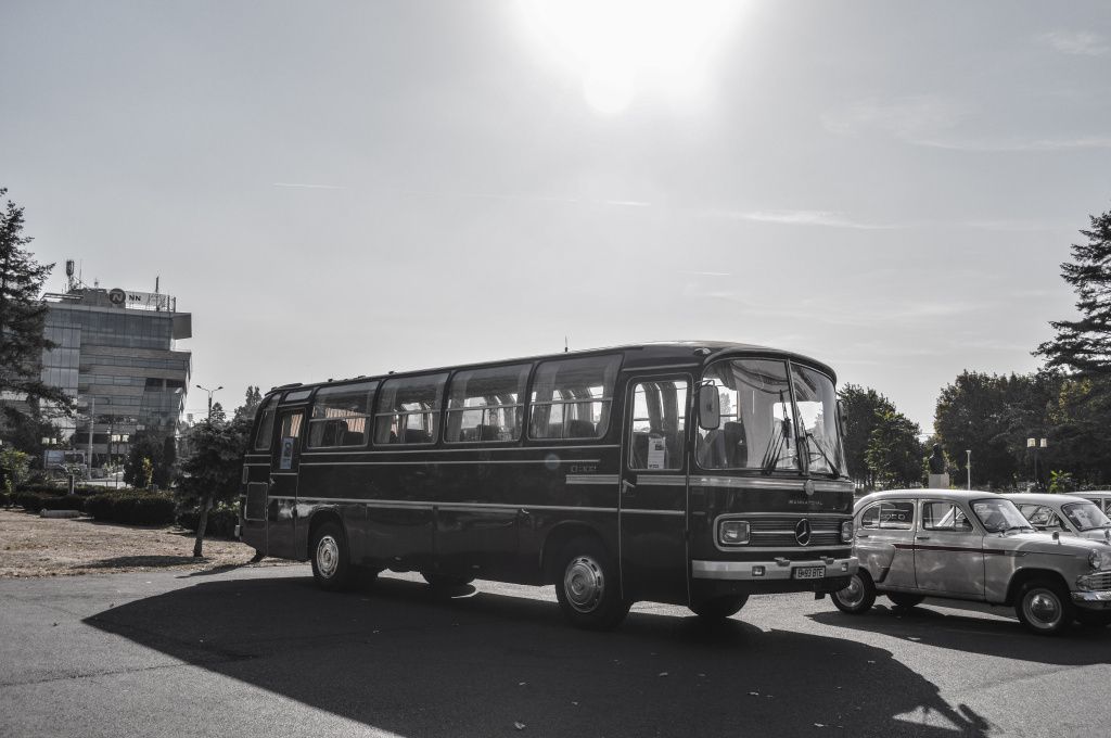 GALERIE FOTO | Mașinile comunismului au făcut baie de mulțime la Operă - Imagine 12