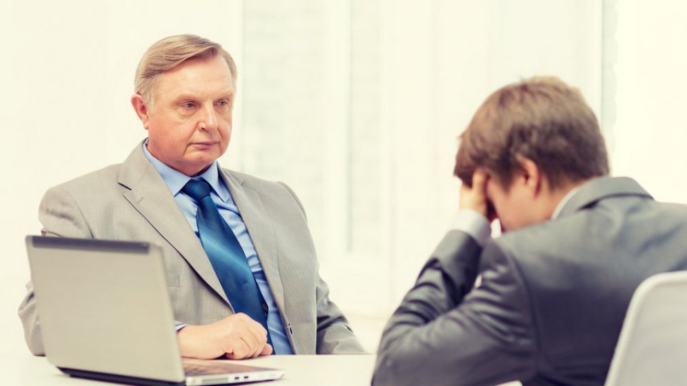 Românii încep să se teamă de posibile valuri de concedieri. Pe angajați îi sperie și volumul mare de muncă, dacă echipele se reduc